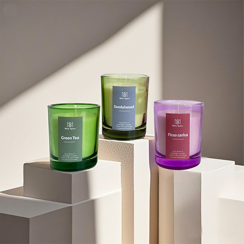 Bougie parfumée naturelle en pot en verre coloré avec étiquette simple – logo personnalisé disponible