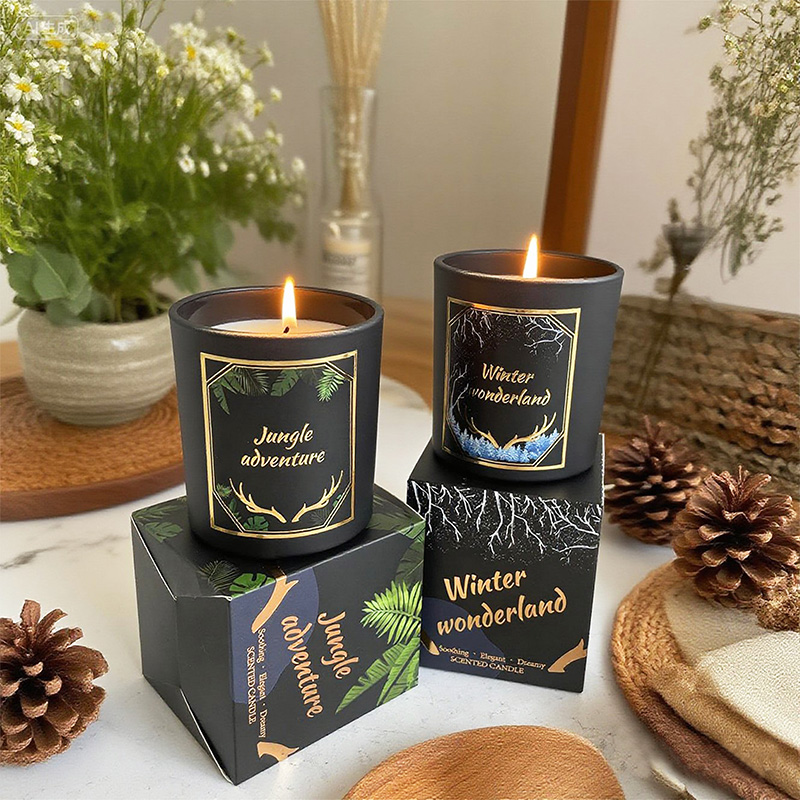 Bougie parfumée en verre texturé noir avec étiquette estampée en or, mèche en bois – logo personnalisé