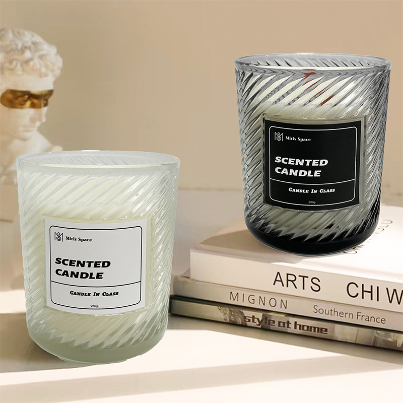 Bougie parfumée minimaliste en verre sergé noir et blanc avec cire de soja naturelle