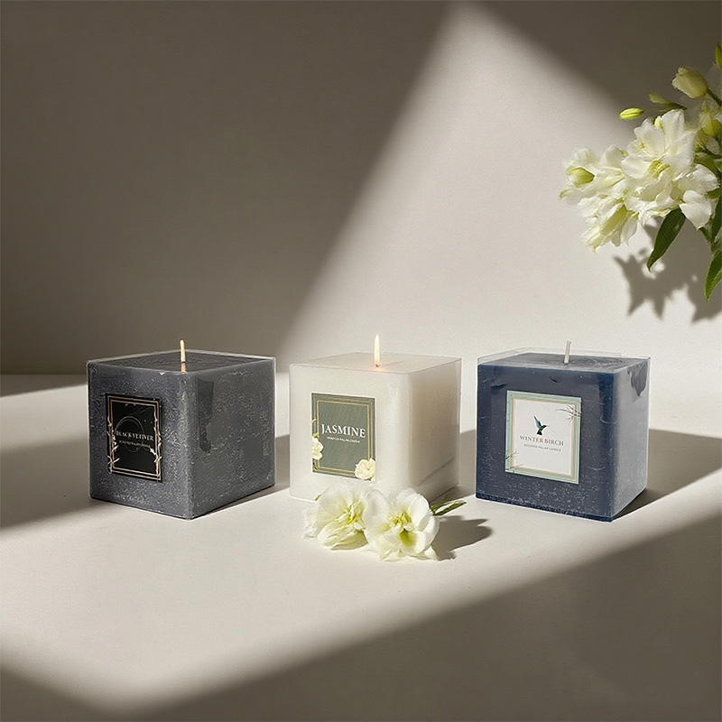 Bougie parfumée multi-tailles à pilier carré en cire de soja avec logo personnalisé