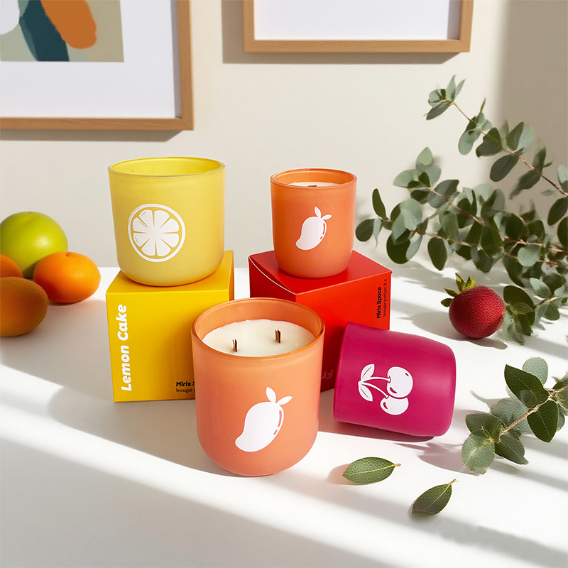 Bougie parfumée colorée aux fruits tropicaux et à la cire de soja avec mèche en bois