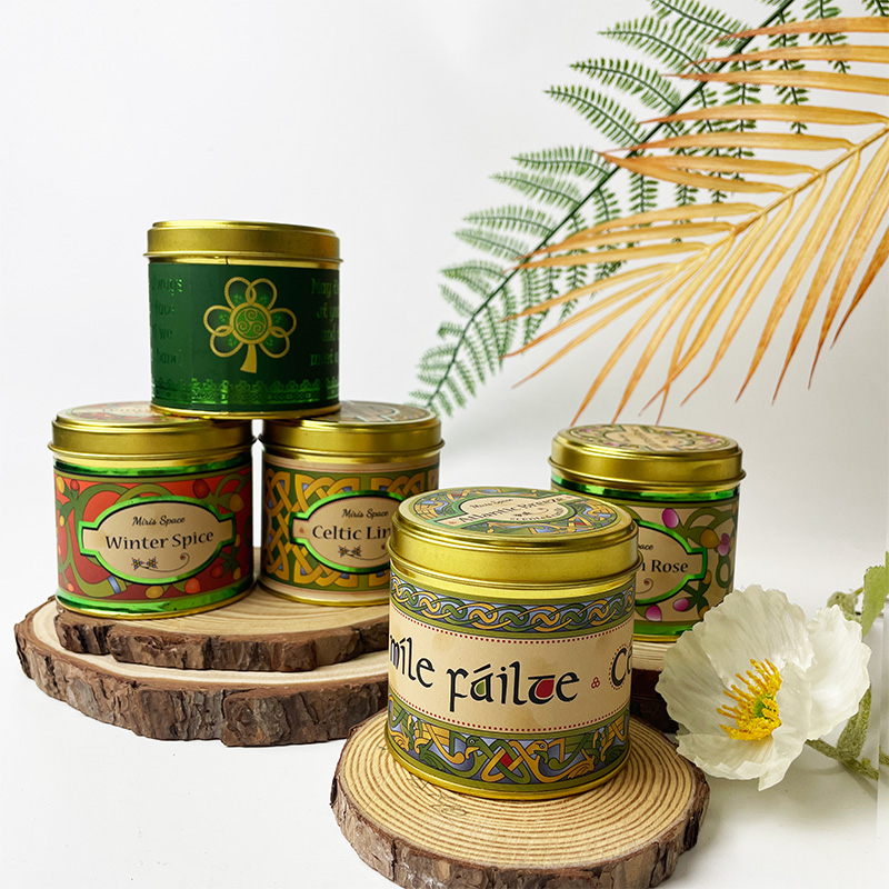 Bougie parfumée en étain doré à motif de niche, mèche en coton et cire de soja